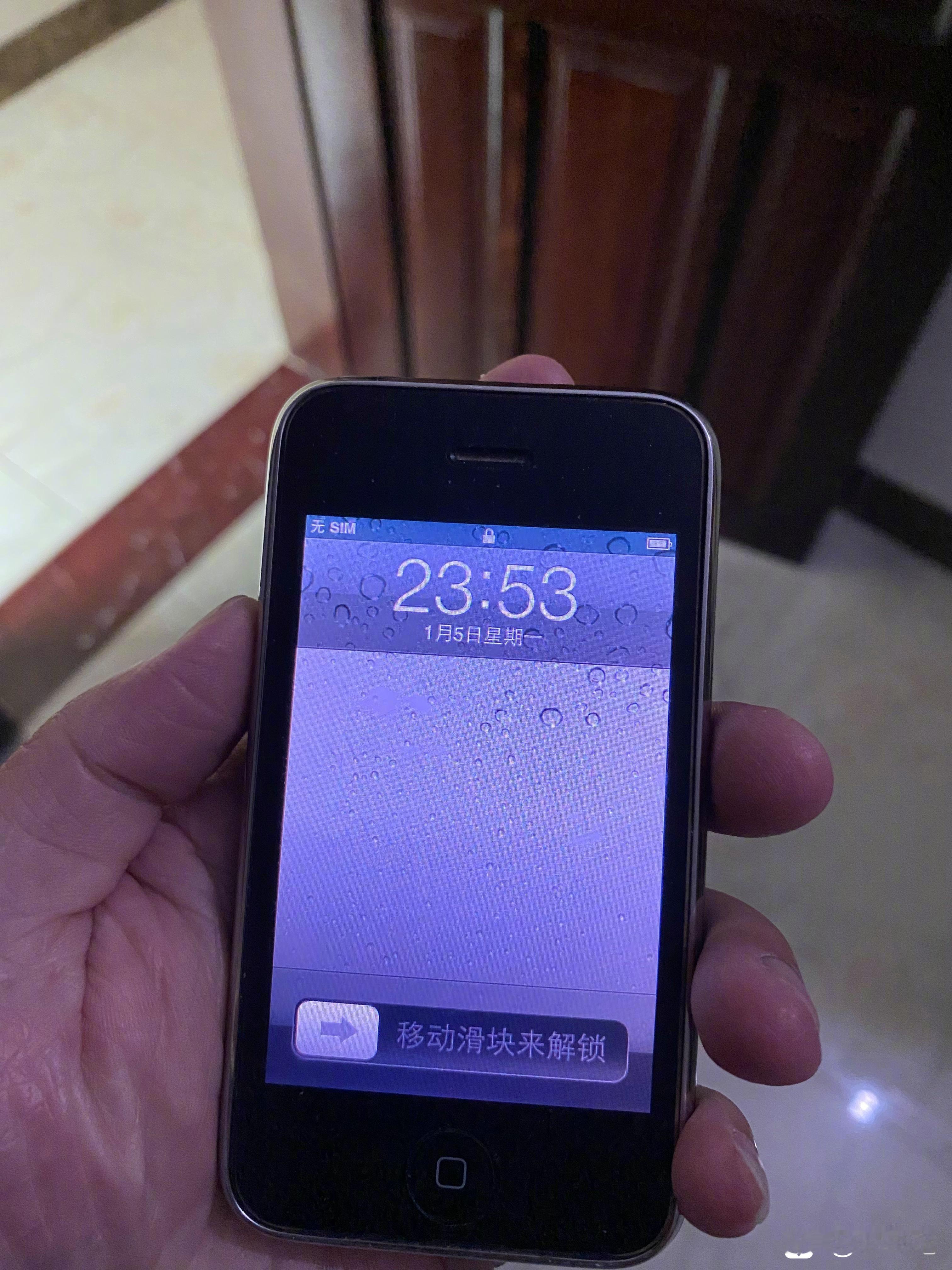 你们人生第一部iphone是哪部，现在还能开机吗？[思考] 