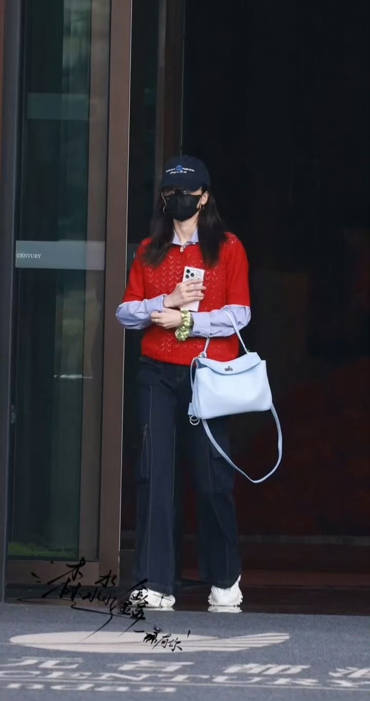 白鹿一瘸一拐走机场，是因为太累了吗？刚结束河北邯郸站的跑男录制，就出发长沙录制h
