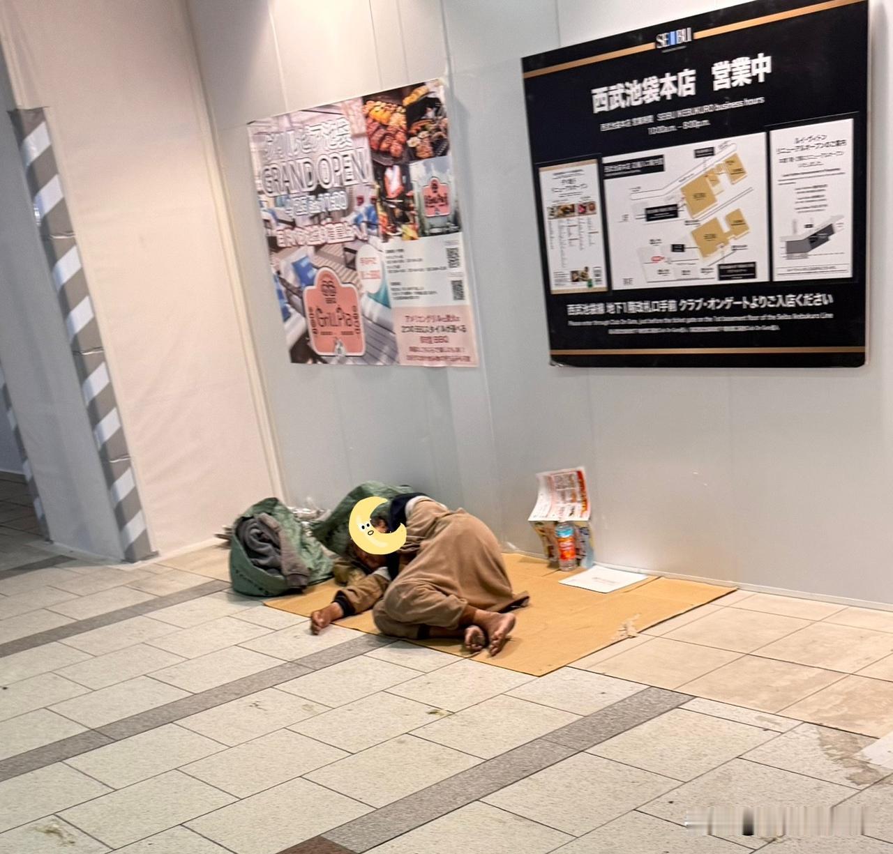 日本街头的流浪汉。
日本流浪汉除了喜欢在东京这样大都市的公园里安家外，地下铁通道