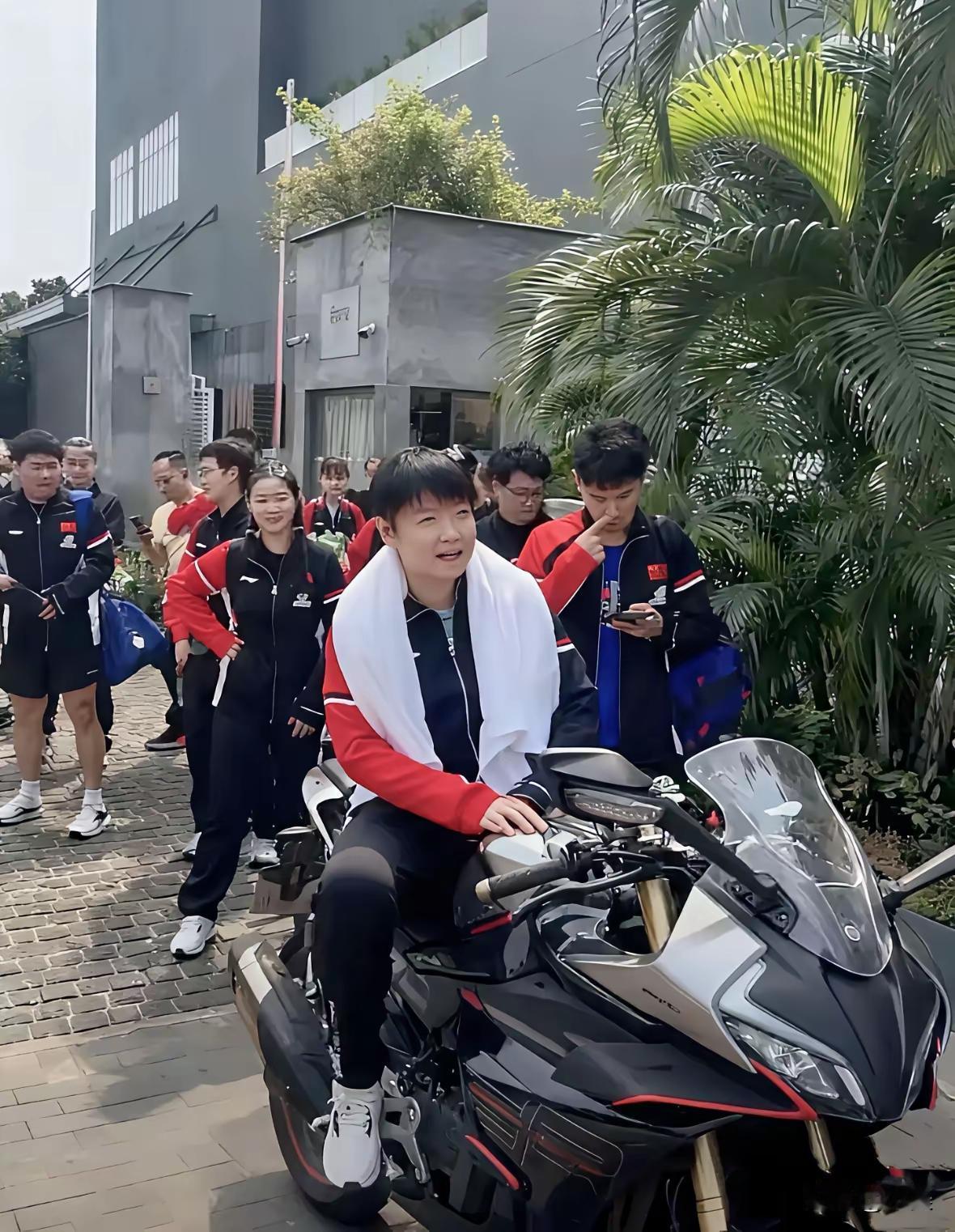 看见了吧
国乒队员在印度🇮🇳
像在中国的一个小村里
时间
地点
让人多几重怀