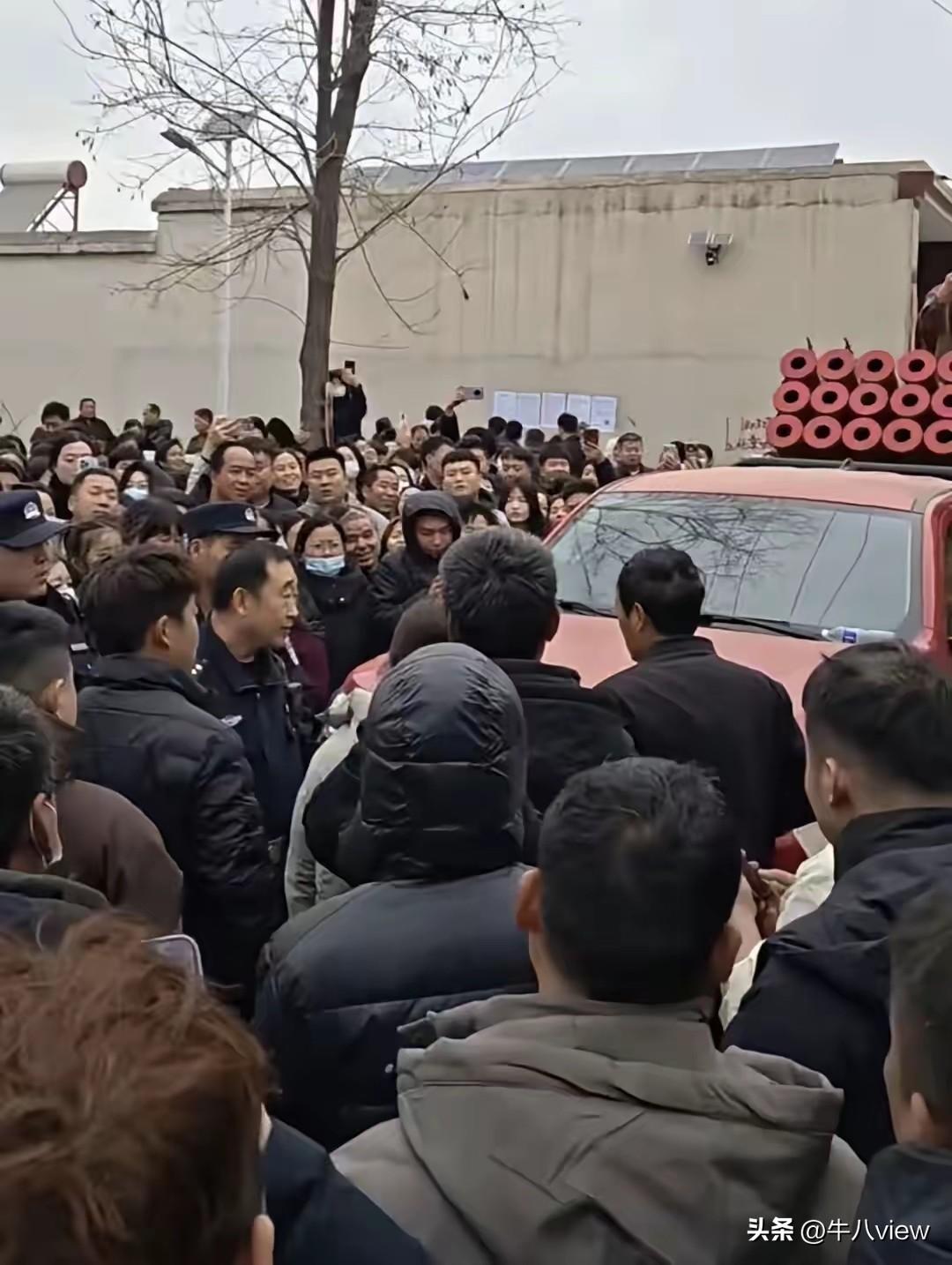 今天有网友爆出一个内幕，就说现在有很多的女的订婚就要几十万的彩礼是被逼的，其实从