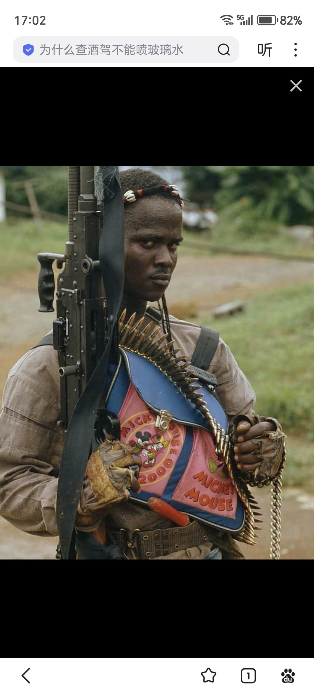 90年代的利比里亚，武装分子手持74式通用机枪，胸前米老鼠“战术”挎包。
FN 