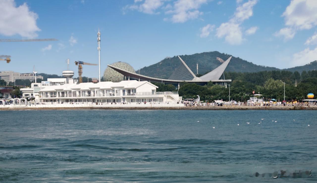 日照旅行日记：吹黄海的风，看山海连成一幅画。脚下这片大海属于黄海。坐船漂在海上回
