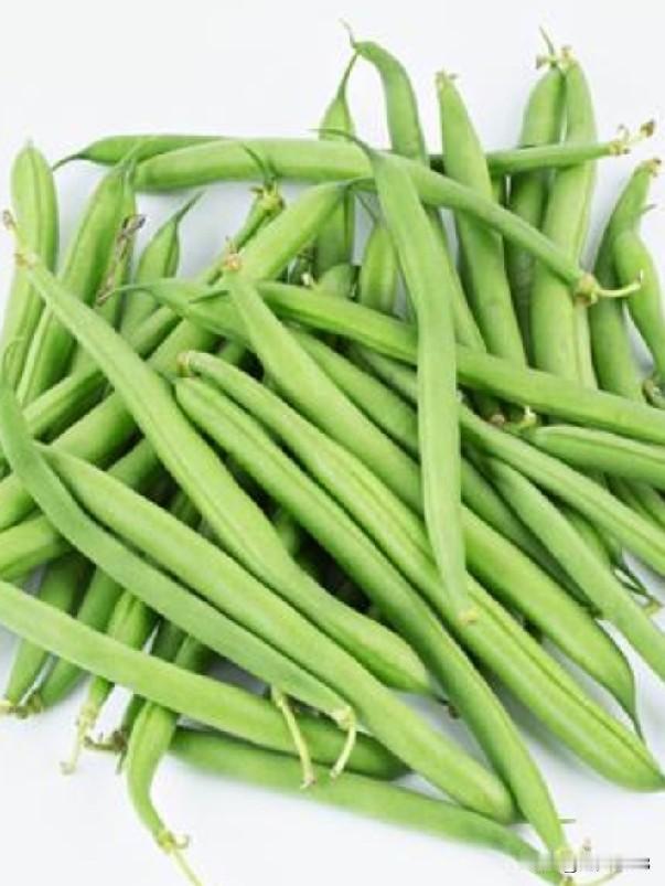 炒豆角,先焯水还是先过油?

我们家是先焯水，
后过油。

因为豆角含皂素、植物