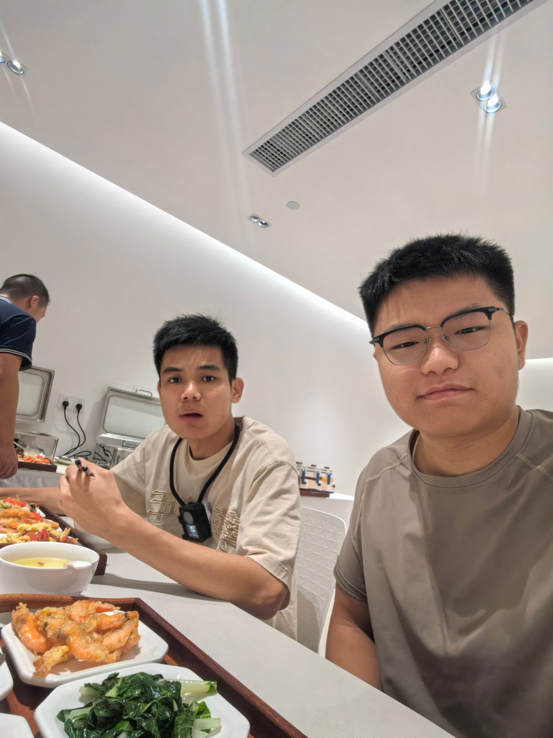 来体验问界大酒店了，几点感受1.服务态度非常好，愿意来第二次2.服务人员说就算不
