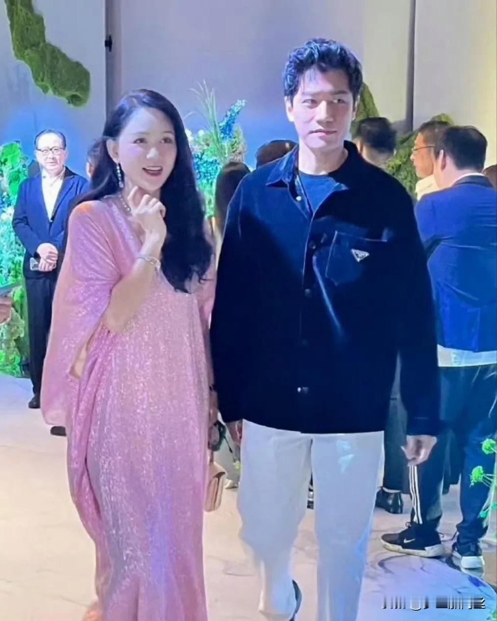 陈乔恩在参加婚礼现场时的照片展现出了特别的韵味，她的容颜宛若含苞待放的鲜花，泛着