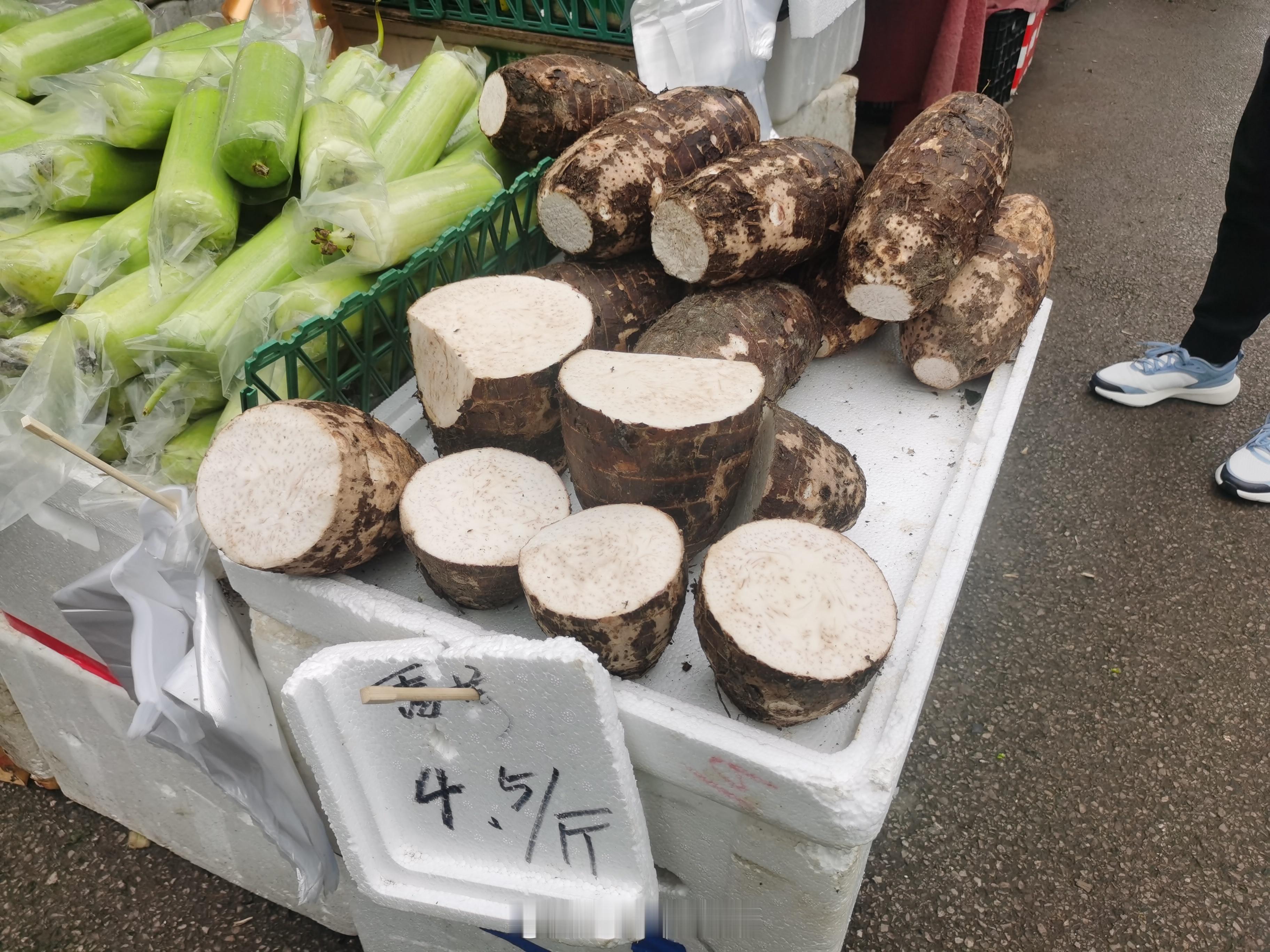 柏源堂旁边的早市，图一就是芋头，荔浦芋头[doge][doge]一定要蒸熟蒸透哦