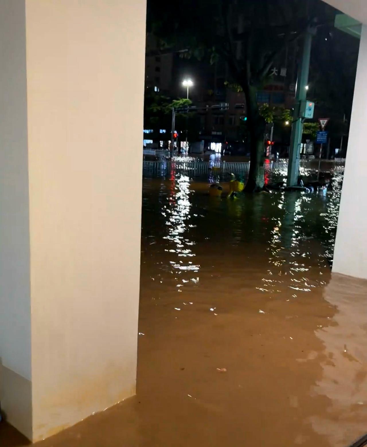 贵港这个雨……一个月一次认真的吗？

又挨淹了这条路，感觉年年暴雨体育中心到普罗