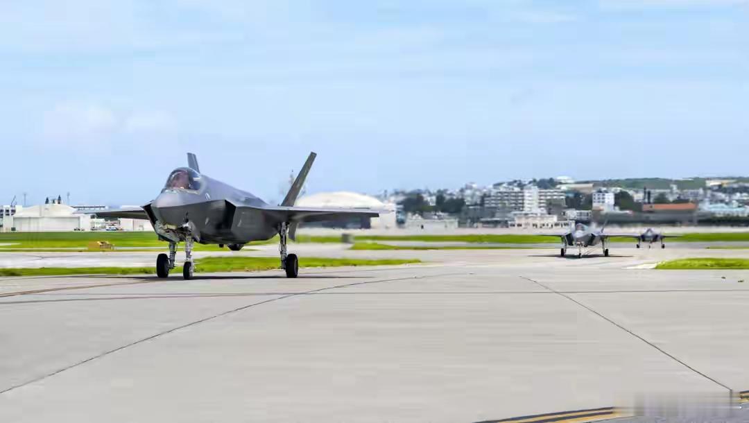 美军大批F-35进驻日本，遏华战略再度收紧！近日，中东刚迎来短暂停火，美国转头将