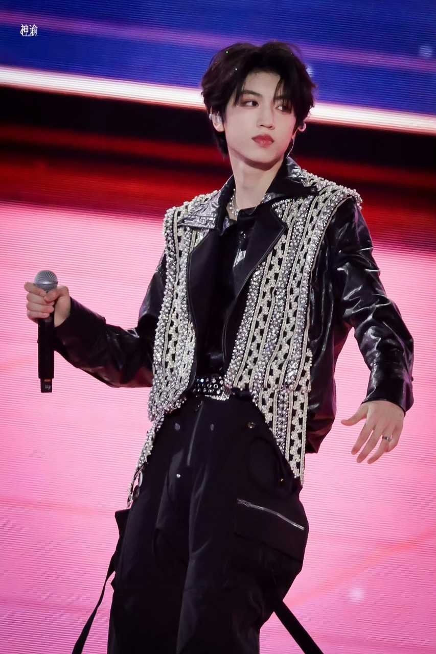 张桂源站姐舞台抓拍这一块站姐出图速度和质量杠杠的 张桂源舞台表现也是棒棒的～ 