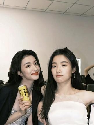 王楚然不知道该不该笑 卢昱晓也不知道该不该笑 她俩也挺着急，怎么做才能不招黑不挨