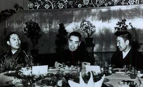 1950年，郑洞国去看病，路过北京时，被周总理叫来家里吃饭，席间，周总理问他：“