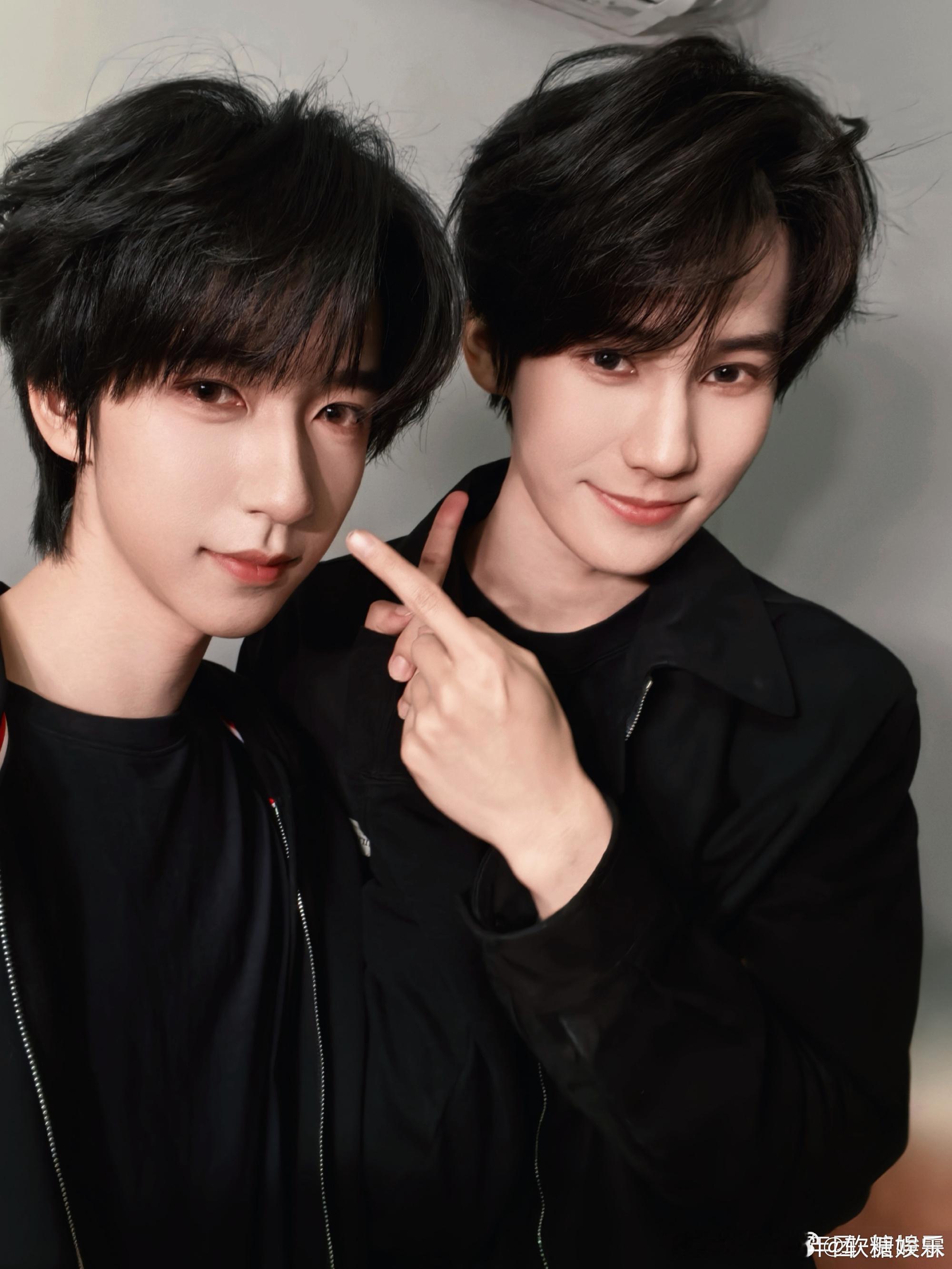 张真源半夜接贺峻霖电话贺峻霖说张真源让人安心 破防了，张真源永远是贺峻霖的安心后