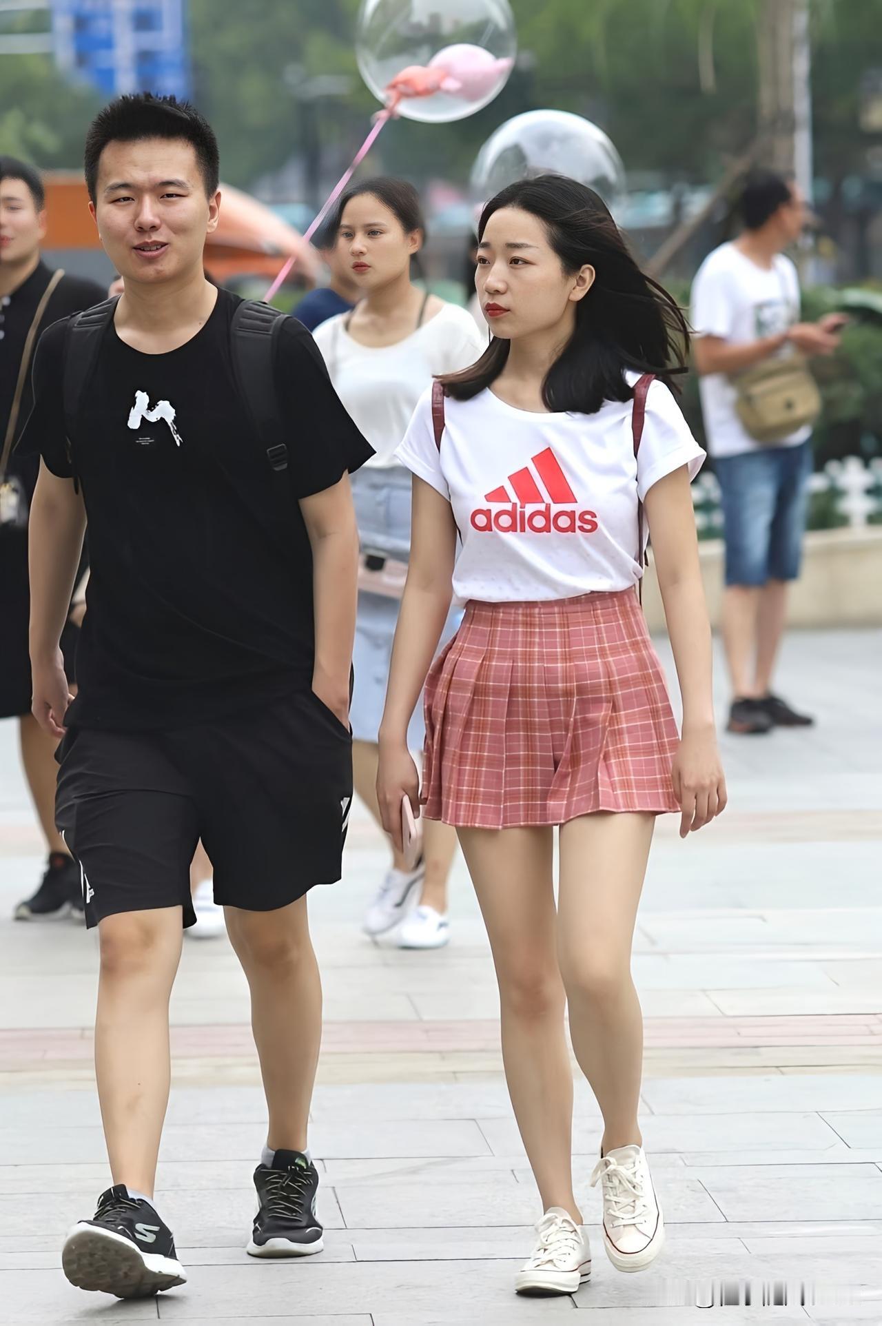 夏日穿搭指南：情侣街头漫步，轻松自在