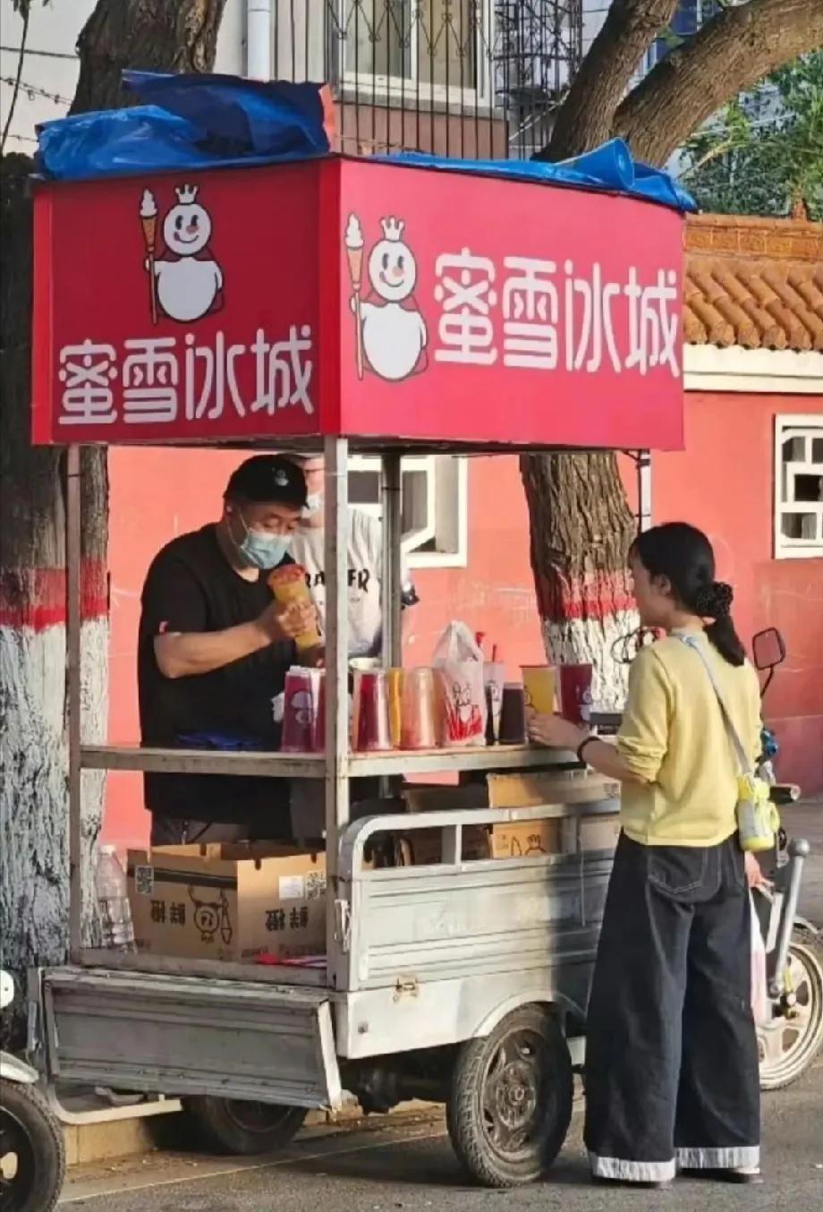 震惊！街边惊现“野生”蜜雪冰城？网友：这波操作给我整不会了…
 
今天在网上刷到