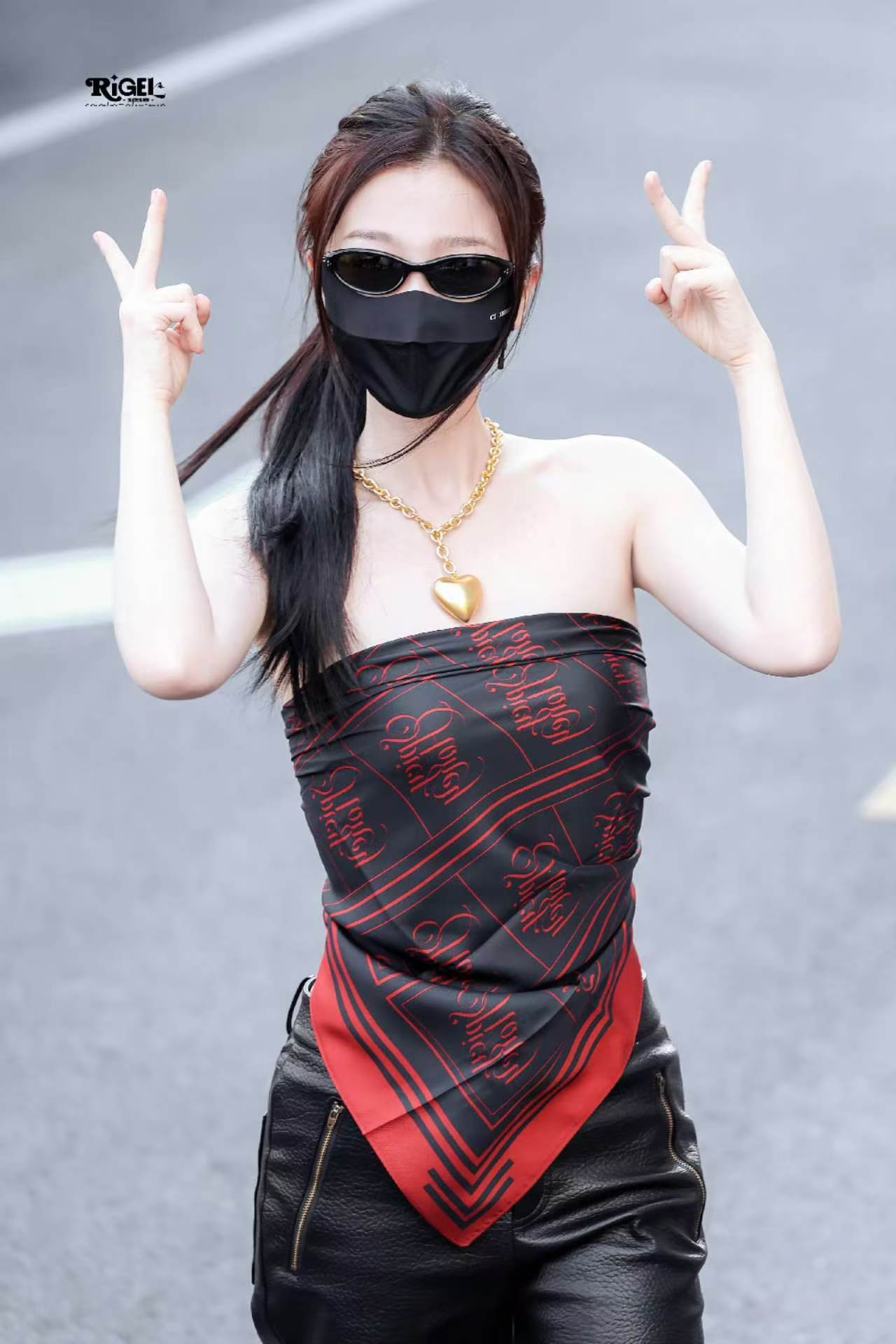 虞书欣 丝巾当抹胸穿这个欣欣子还是那么会穿搭 ​​​