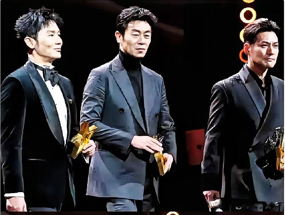 这一看真的吓一跳，李晨这是咋了？

昨天国剧盛典，他和朱亚文、严屹宽往那一站，简