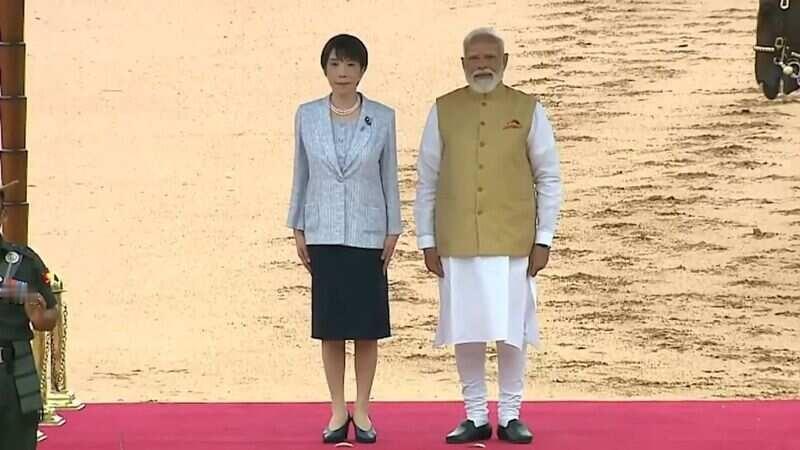降级接待让日本颇感失望。当地时间7月1日，日本首相高市早苗抵达新德里，印度终于迎