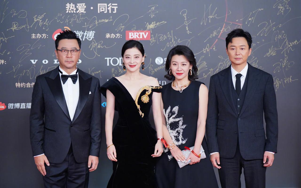 好快啊，《父母爱情》已经十年了！安杰、德福、德华和老欧同台出席活动，满满的回忆啊