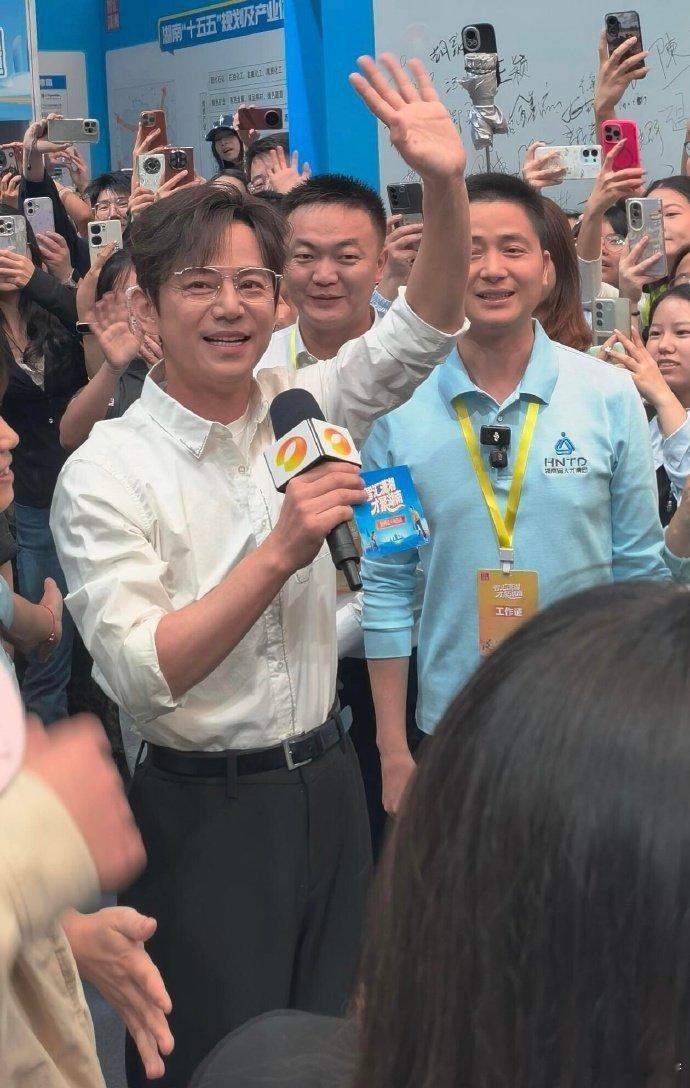 原来是主持圈小梗呀！何老师暖心回应趣味调侃，高压直播更显主持功底，氛围感拉满何炅