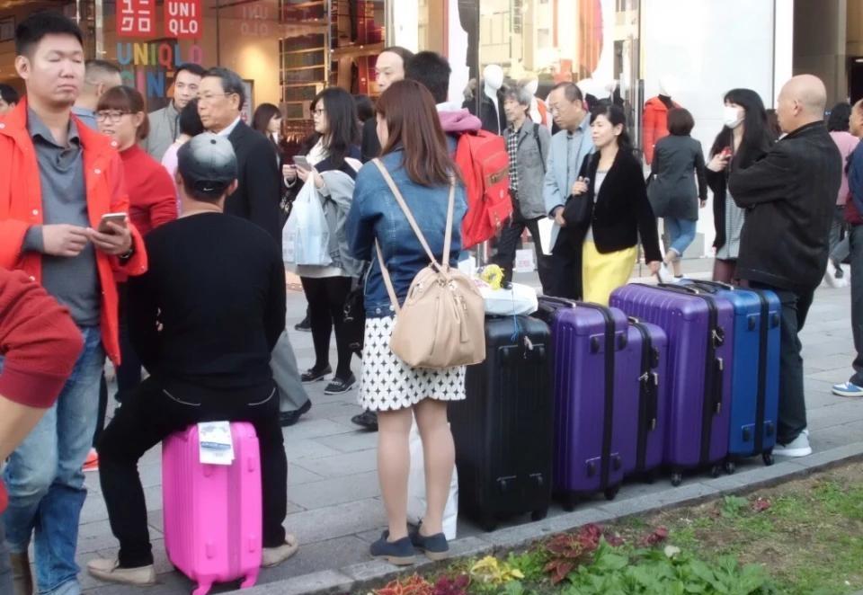 鉴于日本单方面针对我们大幅度提高签证费，我们应该拒绝参加在日本名古屋举办的这届亚