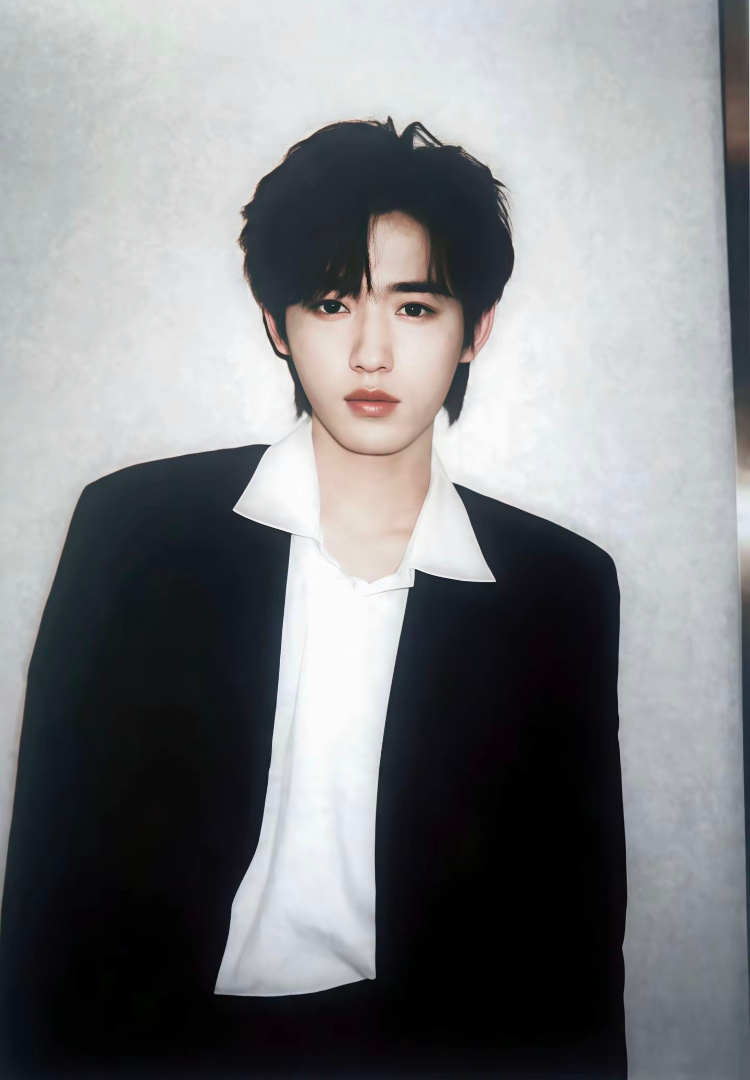 宋鼠标  ♡ ÷ ∵我们相遇相拥 相互猜测怀疑 一边微笑一边流泪 那些激情后的陌