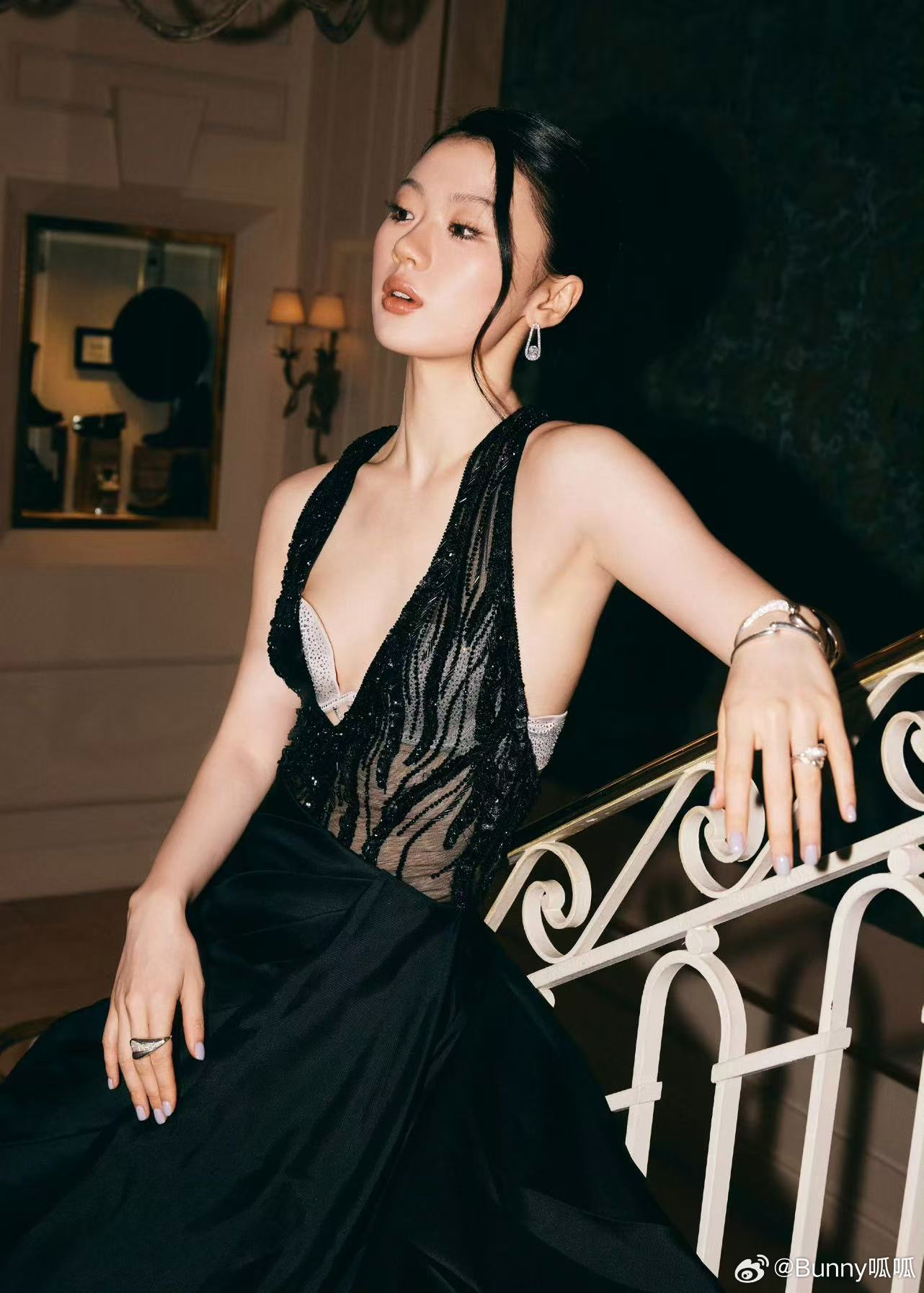 单依纯维密粉毯G社生图 粉色地毯搭配黑色高定，撞色氛围感绝了。G社生图保留了礼服