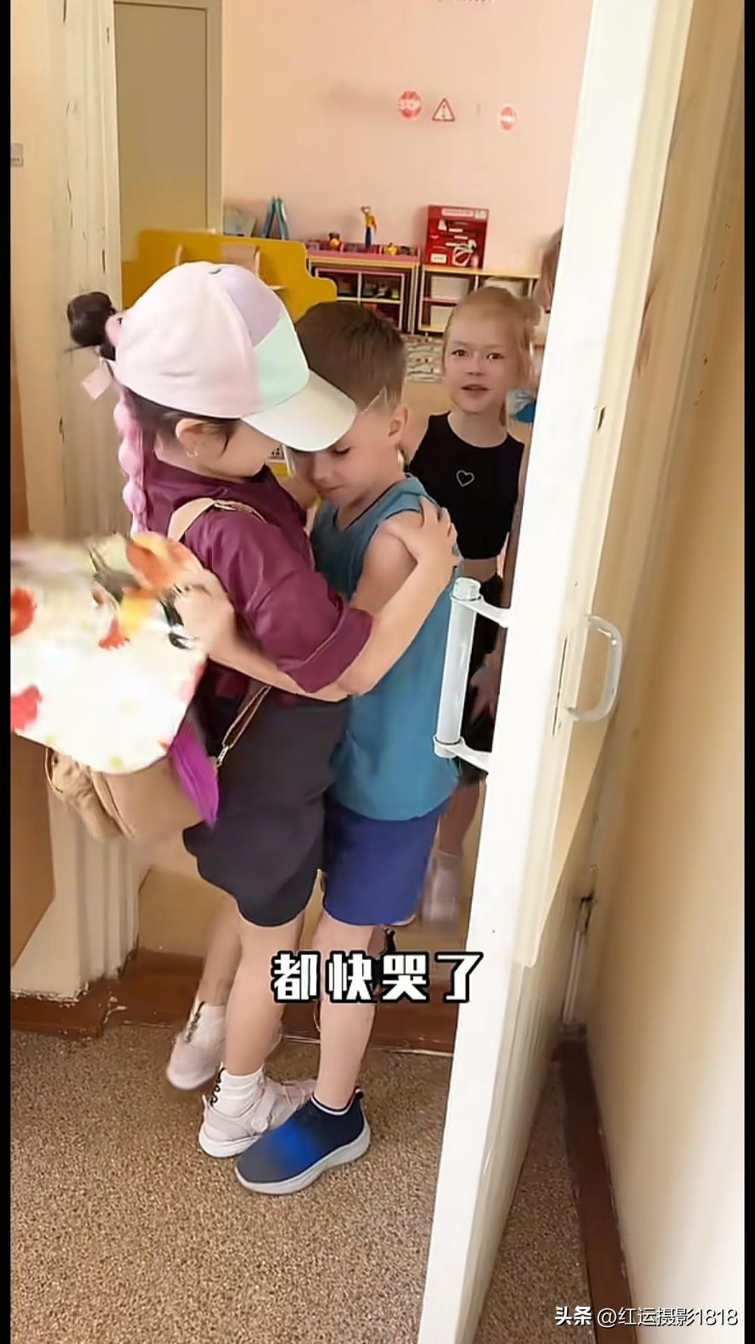小莉娜回俄罗斯，特别想见她的同学，今天小老二去幼儿园给老师、同学，还有马克西姆带