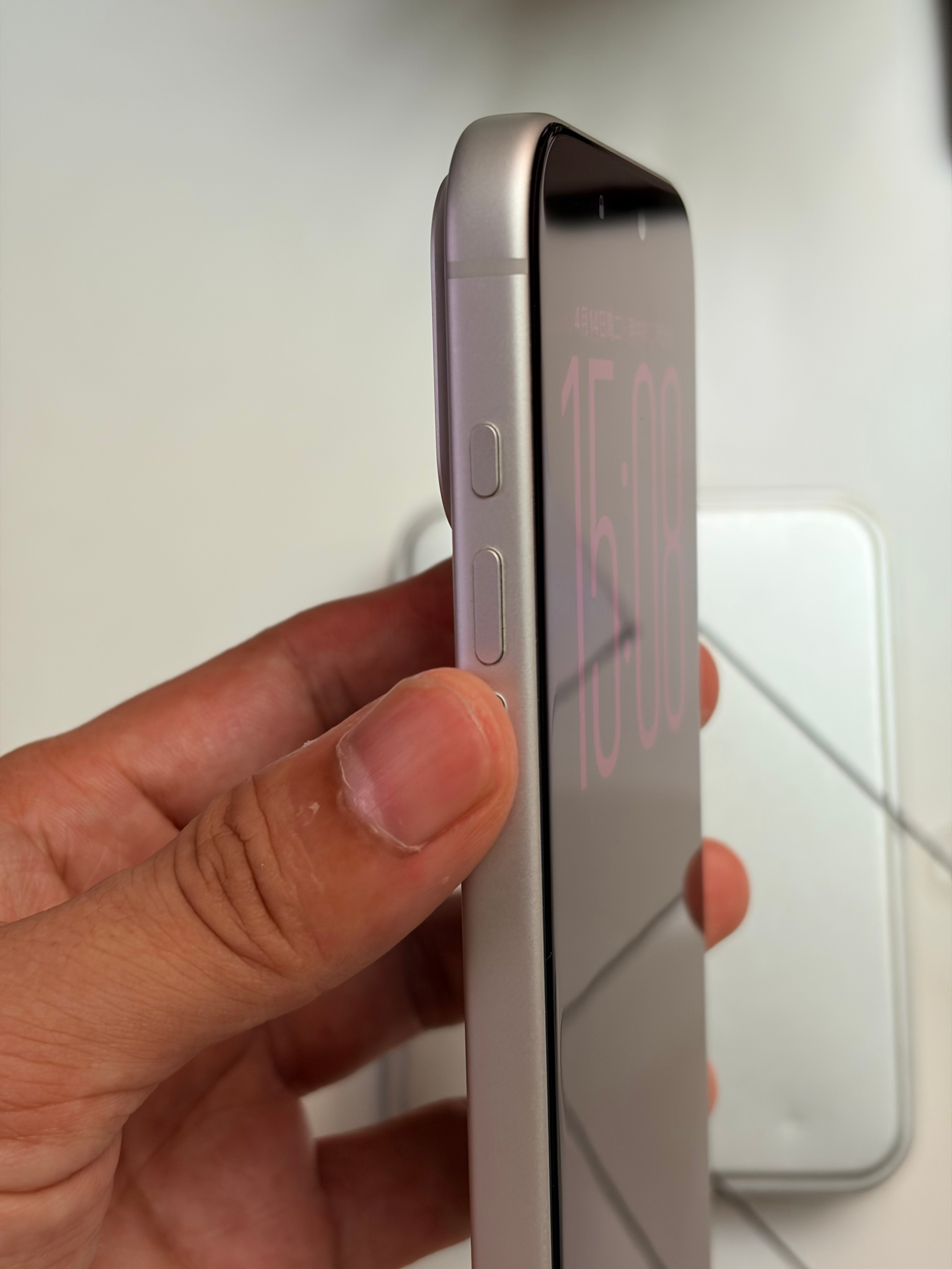 头脑发热又给17 Pro Max换回了热弯2.0 AR，这薄度比起2.5D AR