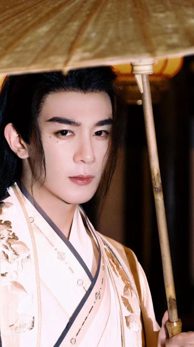 夏之光眼神好强的压迫感 他这套图让我想到一个词：静水深流。表面平静，底下全是暗涌