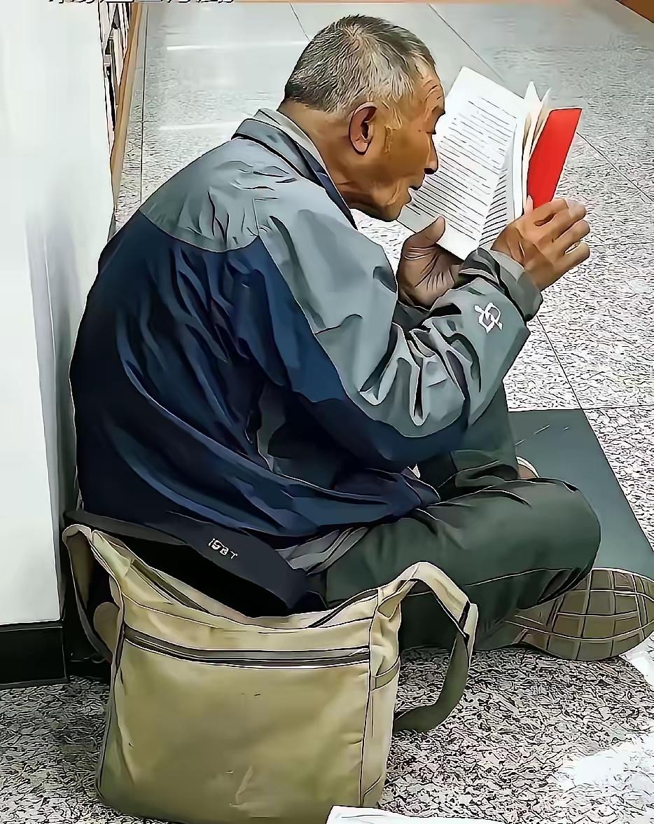 杭州有个老头，捡了十七年垃圾，死了。
​女儿给他收拾遗物，翻出来一个铁皮盒子，上