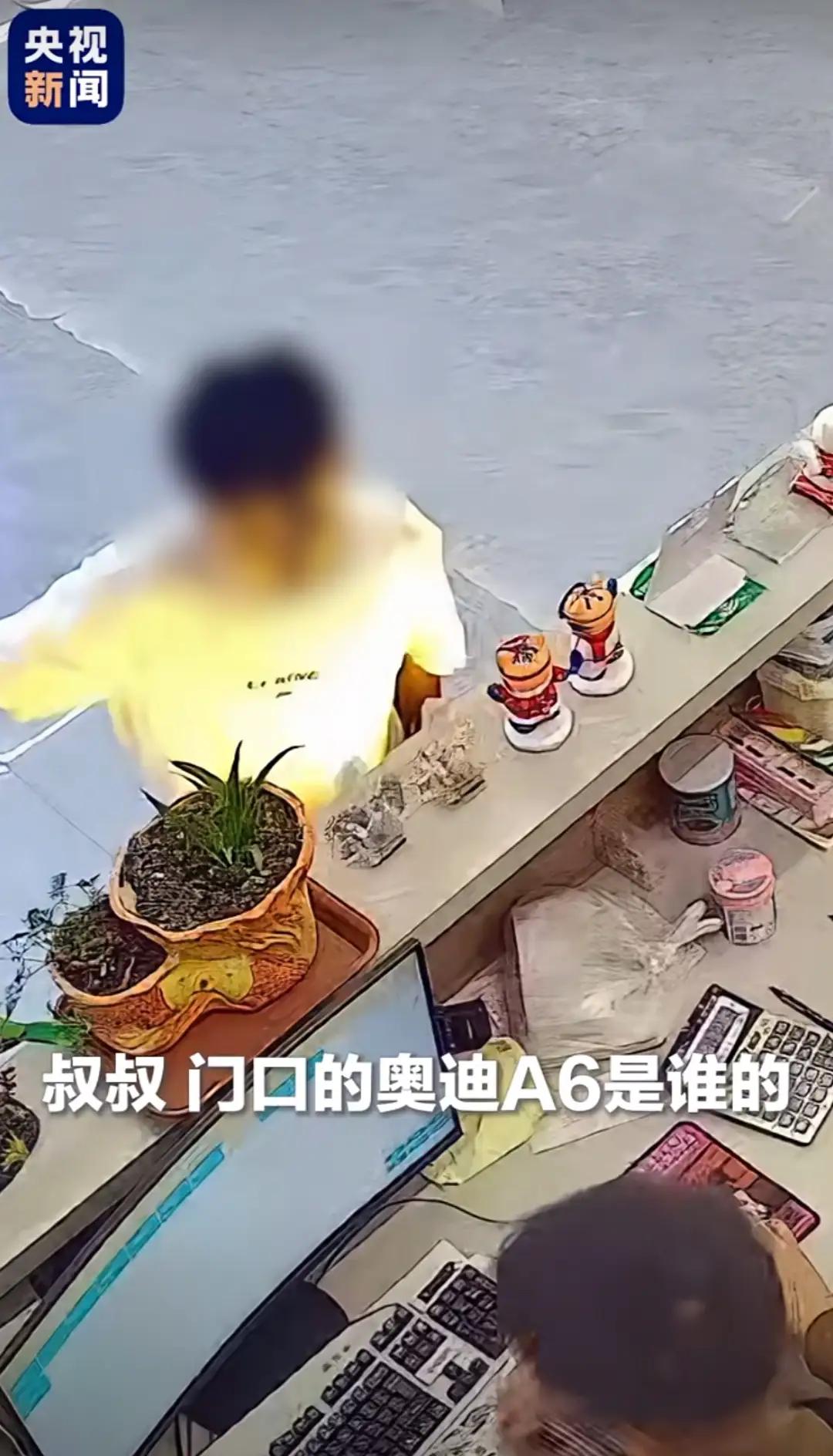 滨icon，3个大男孩路过一家火锅店，骑车的男孩竟不小心刮蹭到店老板汽车。男孩赶