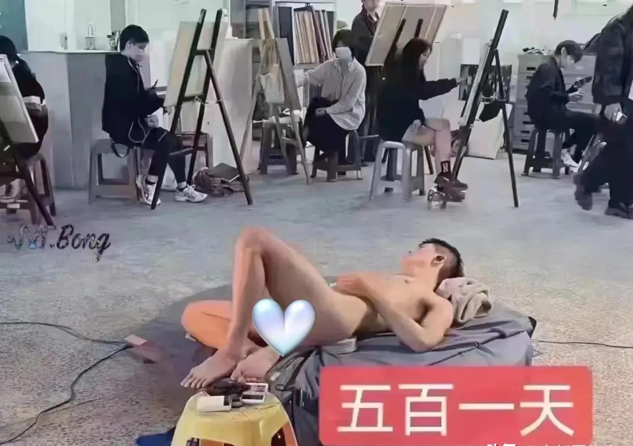 很多人体模特，最初从事这份工作时的最大感受，就是“比死还难受”。

但是，只要能
