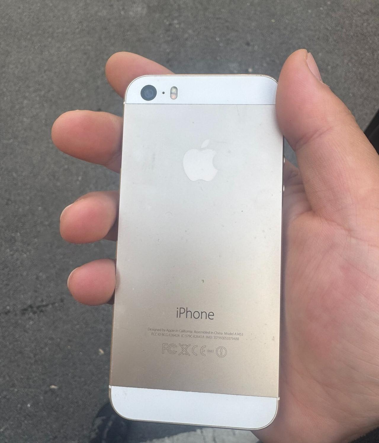 握草，床底下扫出来的，没有充电器不知道还能不能开机。我自己都不知道是什么时候买的