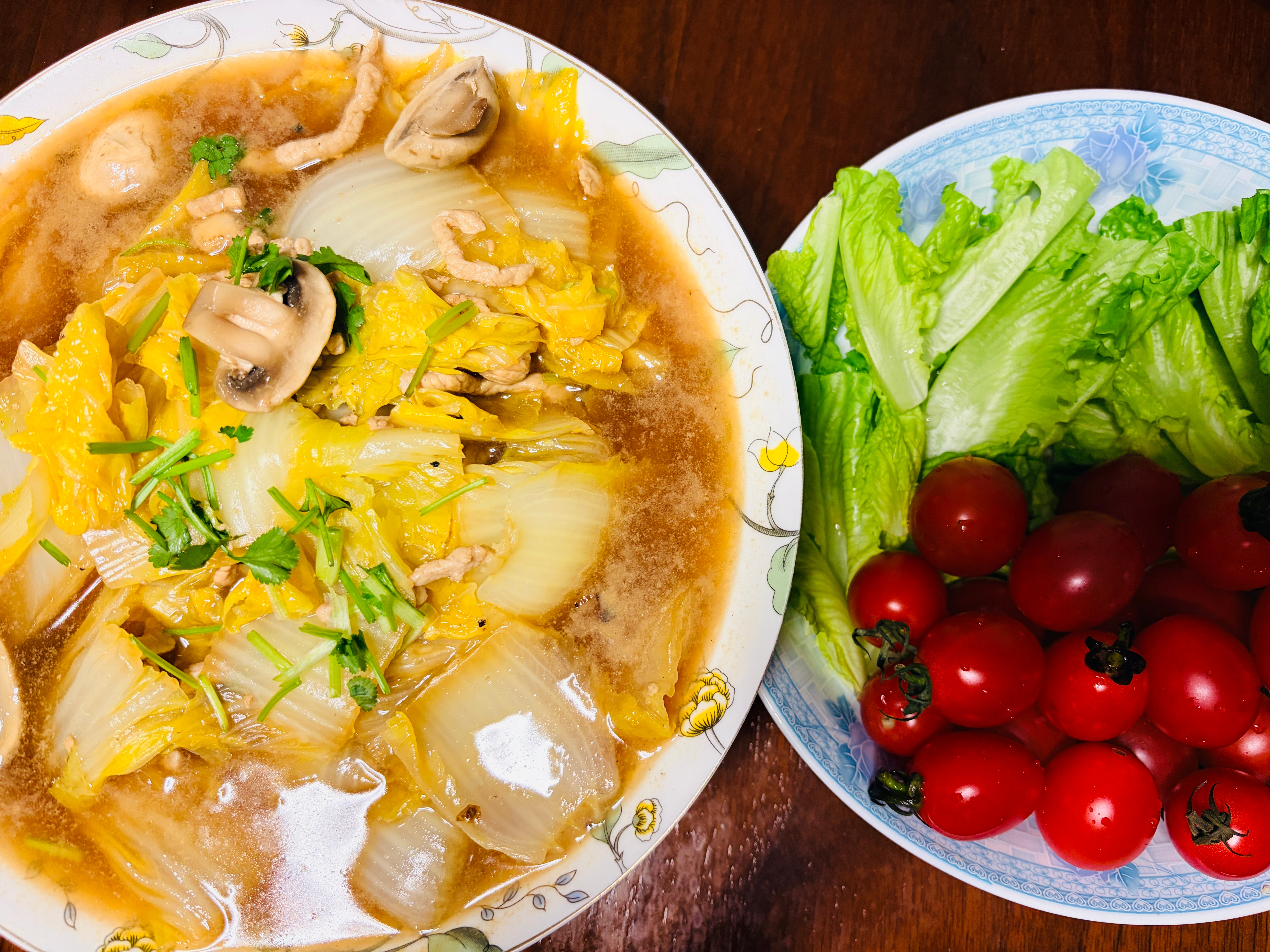 经过这几天做饭的初步尝试，大致摸索明白做饭的逻辑：把菜切一切，放到盘里，加点料汁