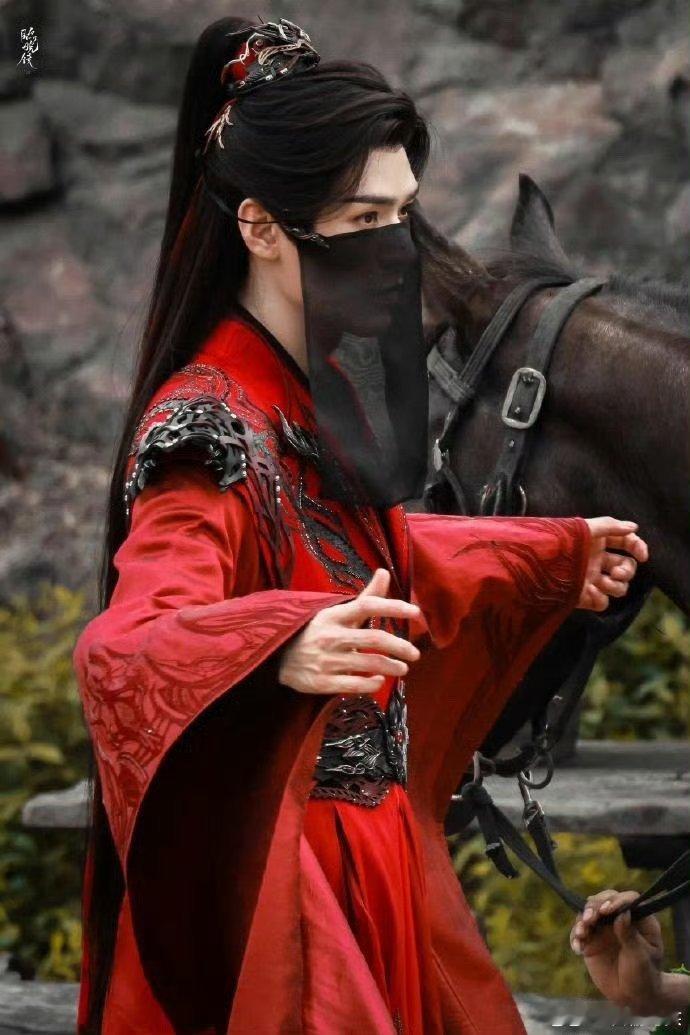 龚俊抬手不是抱歉是你还得再练问剑无双城一身红衣帅炸，夺枪开惊龙变行云流水，对面直