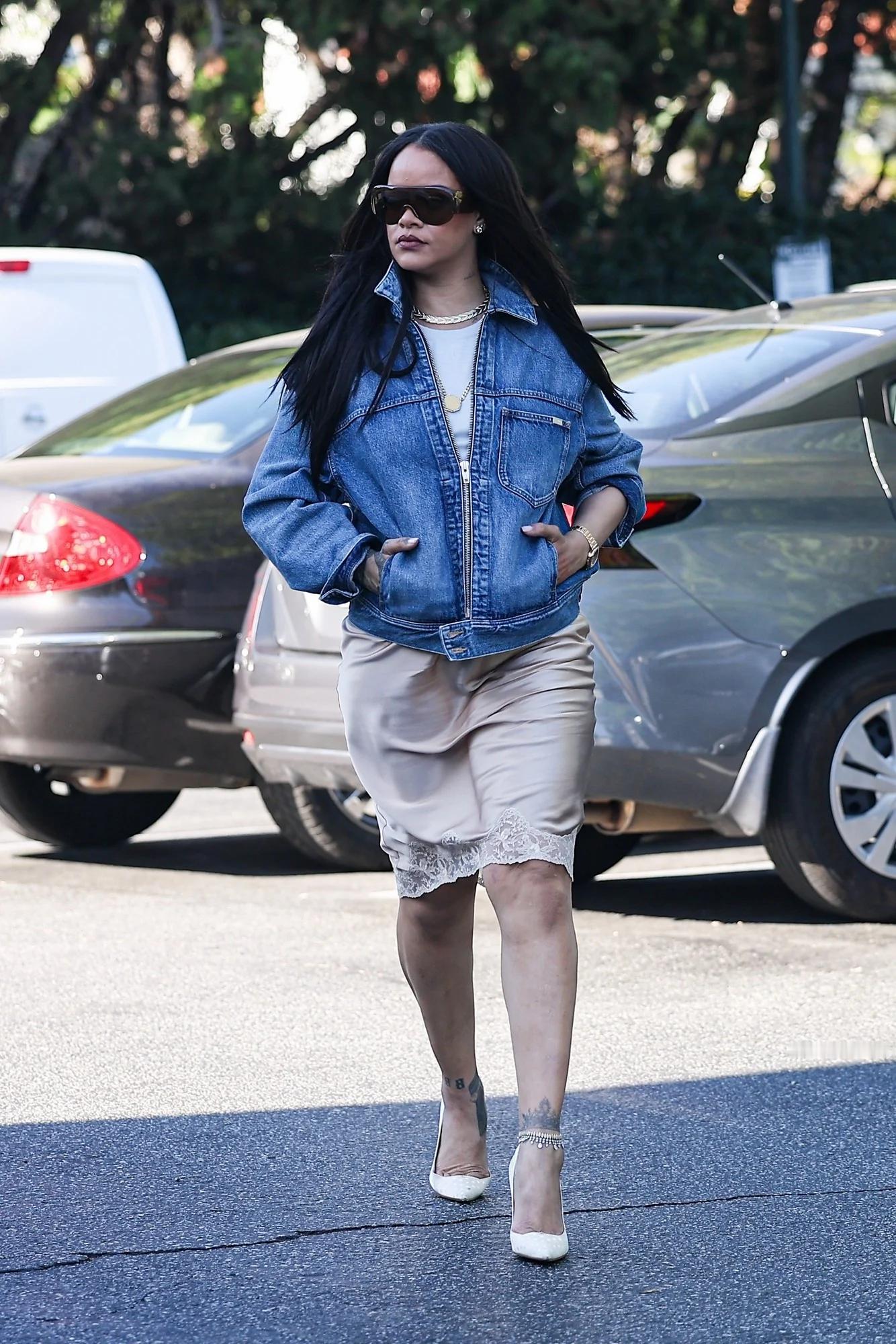 Rihanna 2日加州Beverly Hills外出 