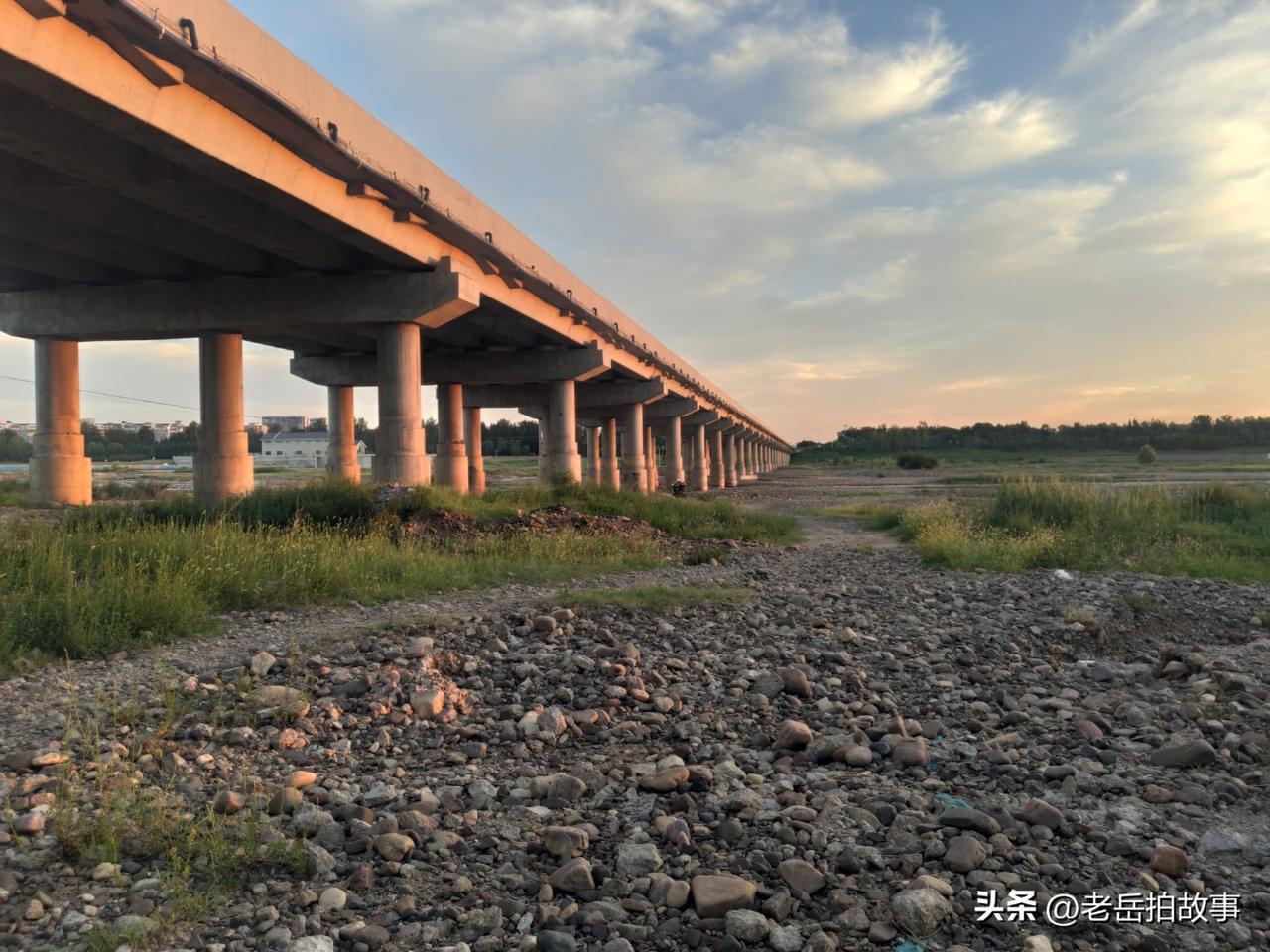 在俺老家村子的东南方有一个不大不小的水库，水库有一条小河连着几十里地外的另外一个