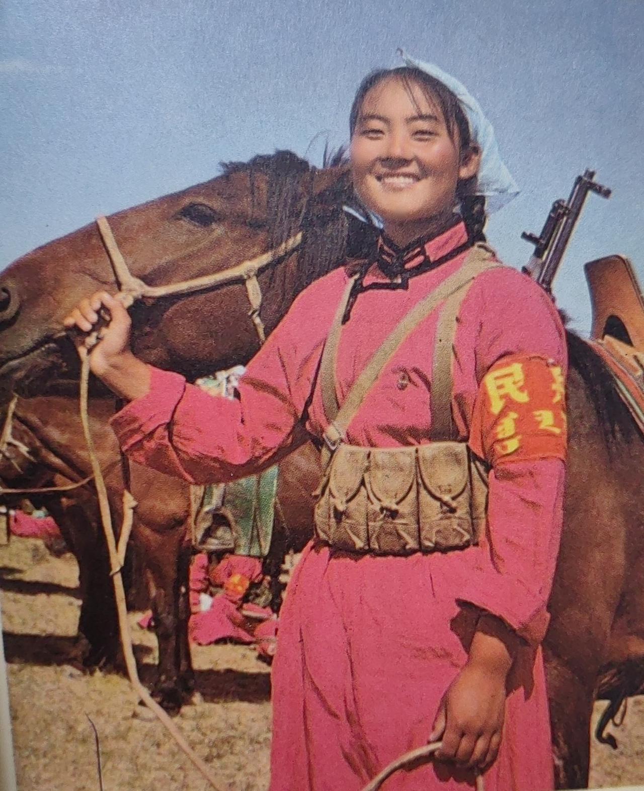 （七绝）《为女民兵题照》一一毛泽东
颯爽英姿五尺枪，
曙光初照演兵场。
中華儿女
