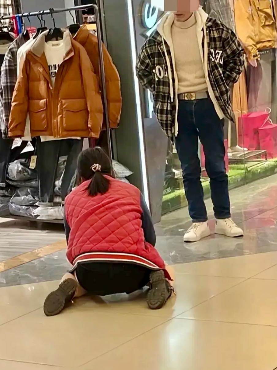 女子商场跪地求丈夫买羽绒服！一位穿着朴素的家庭妇女，为了买件羽绒服向丈夫下跪，这