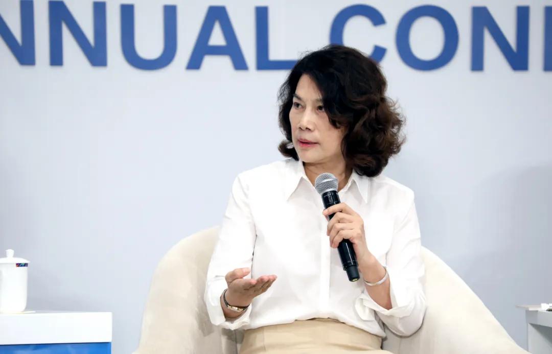 没想到，董明珠小姐那句“绝不用一个海归派”的争议言论，这两天因为闻泰科技的遭遇，
