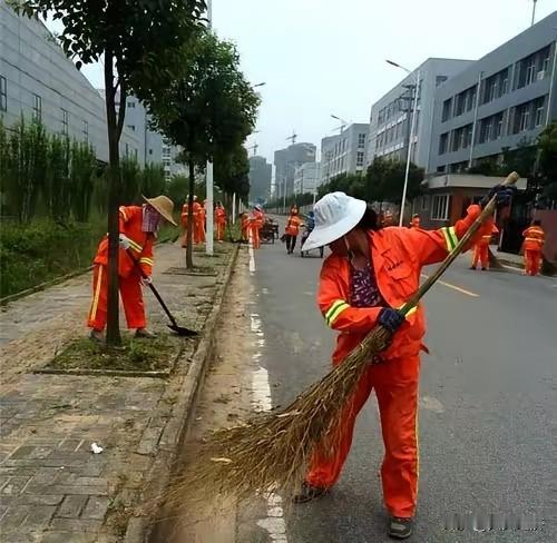 这两天，关于环卫工人佩戴监督器的事情，冲上了热议。不知道是自己表达不清楚，还是一