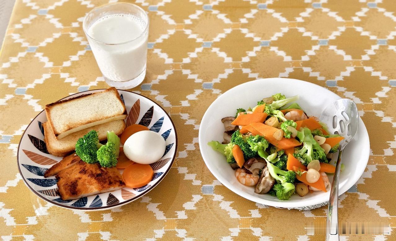煎鸡胸肉，清炒虾仁西兰花。
主食煮鸡蛋，切片面包。儿子喝奶，我喝的麦片粥。
今天