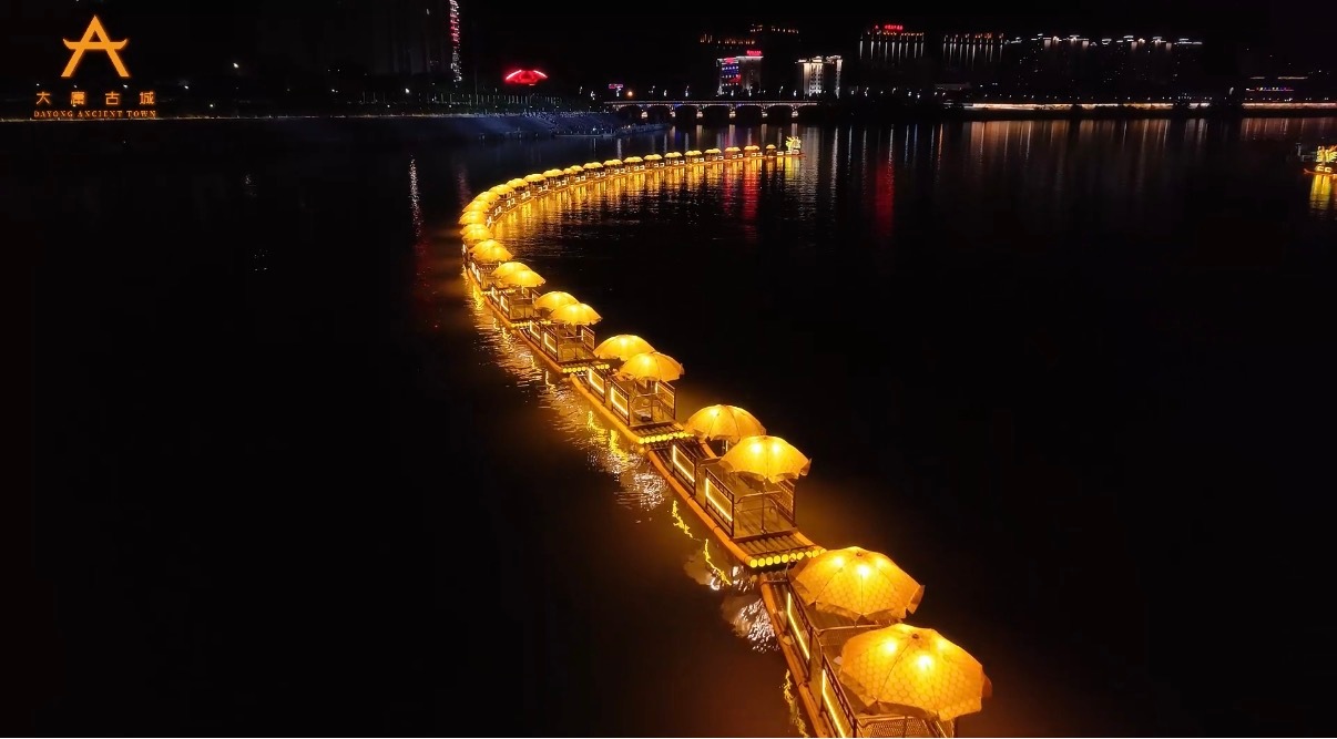 国家级非遗板板龙搬上水面，竹筏龙身流光摇曳，湖南夜游新名片去湖南澧水河打卡板板龙