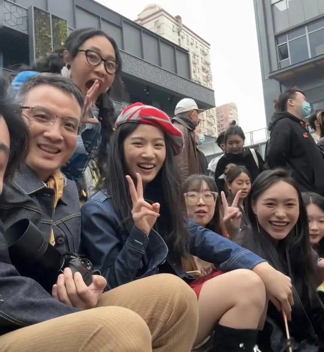 怎么每次见她好像都邋里邋遢的，女孩不应该爱干净嘛 ​​​