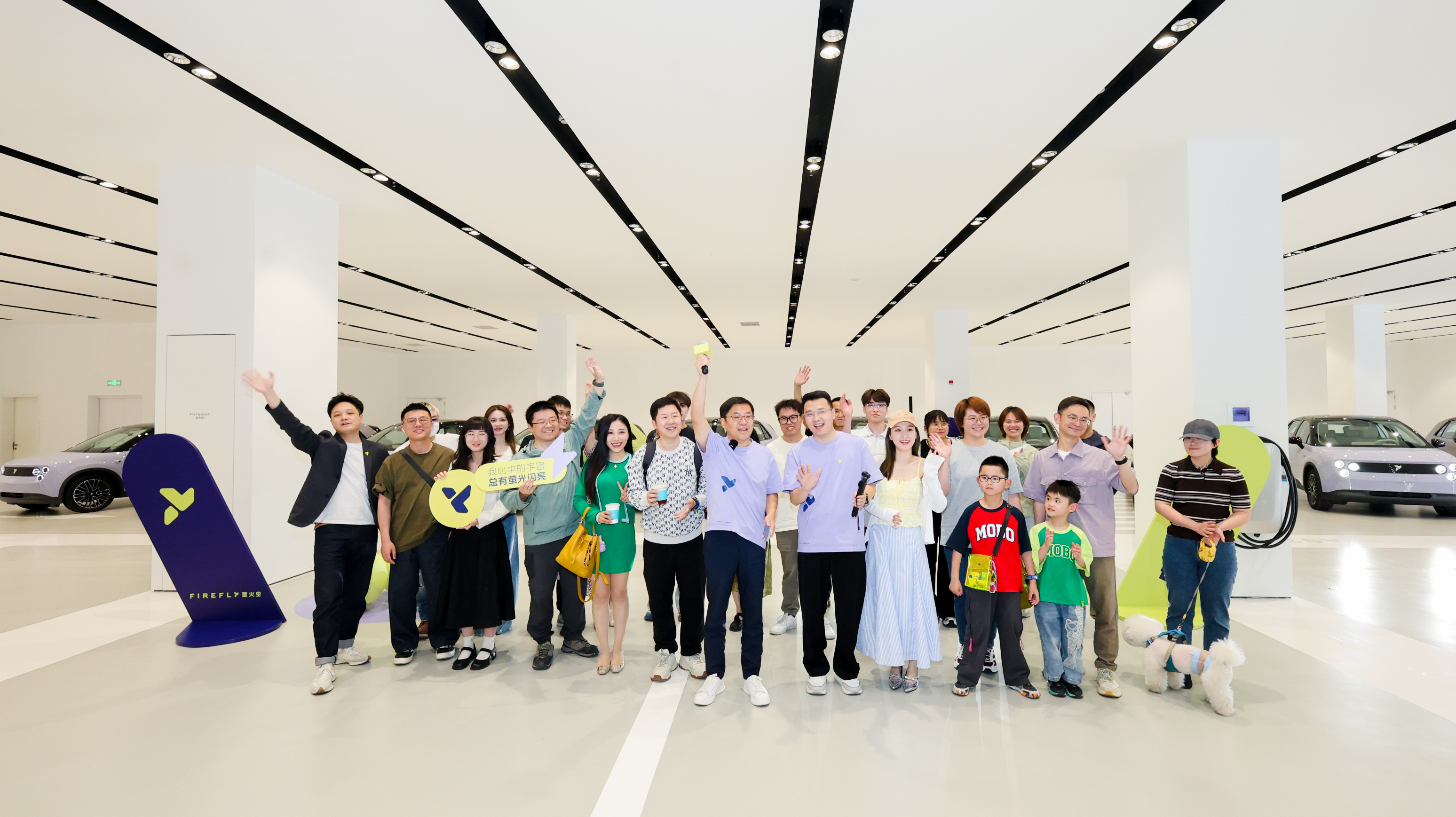 今天是蔚来萤火虫首批交付日，Daniel、michael亲自给车主交车，这排面和
