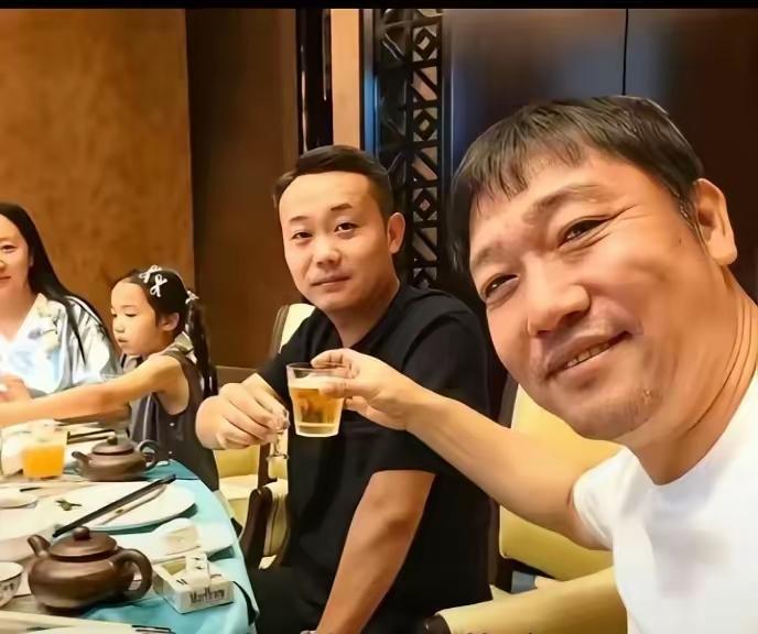 贾冰饭局翻车啦！最让人寒心的，从来都不是网络暴力，而是身边人。
贾冰这次出的这档