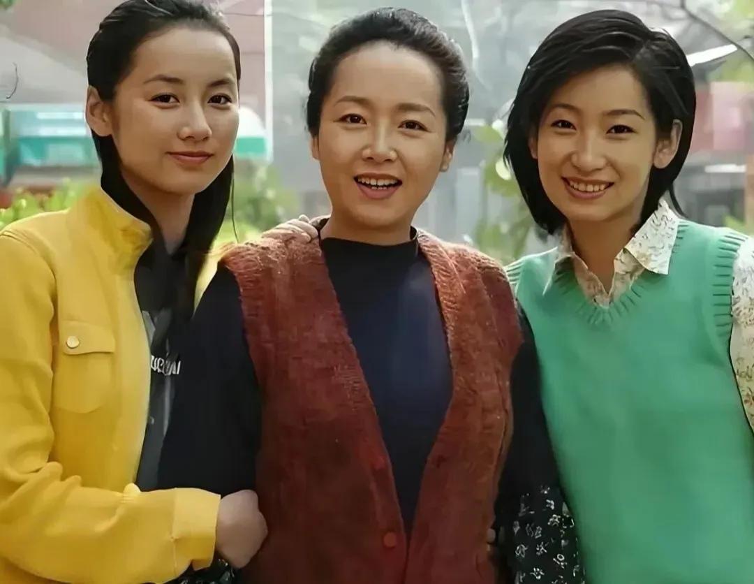 你能认出这3位女演员吗？我不敢确认，中间这位像恬妞，今年69岁了，是香港演员，穿