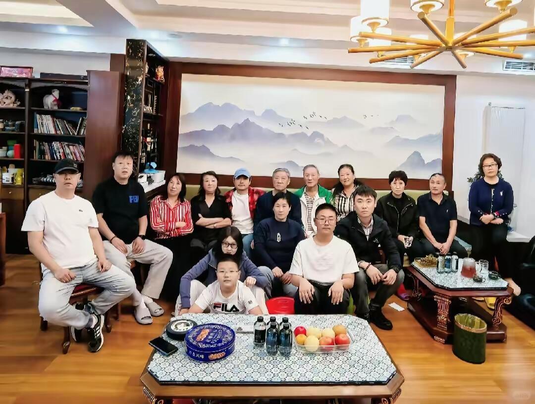 沈腾一家参观三星堆
 
沈腾在成都结束电影路演工作之余，抽空带着家人参观三星堆博