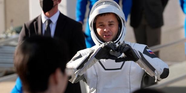 俄罗斯宇航员奥列格·普拉托诺夫在内的11号任务机组人员的美国“龙飞船”返回地球。